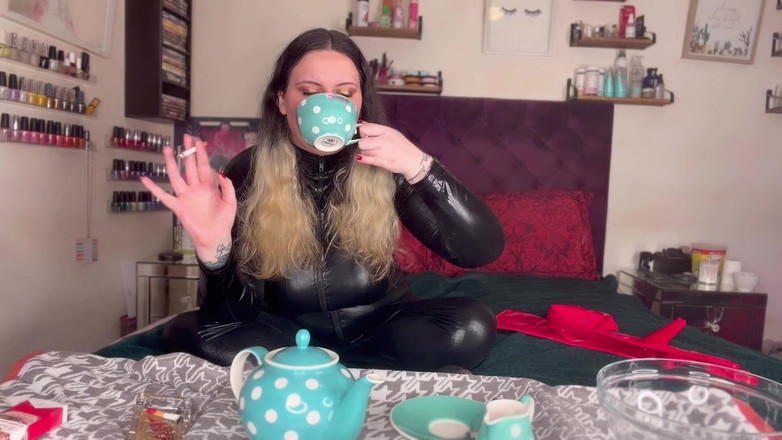 MissFFW: Paní Ffw pije čaj, dokud se nevystříká na chcaní