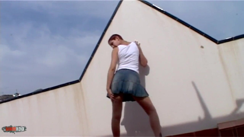 MMM100: Katia: cachonda Katia se desnuda en la terraza