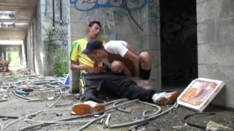 Gaybareback: Pesepakbola mengisap pasangannya di tempat yang diskrit