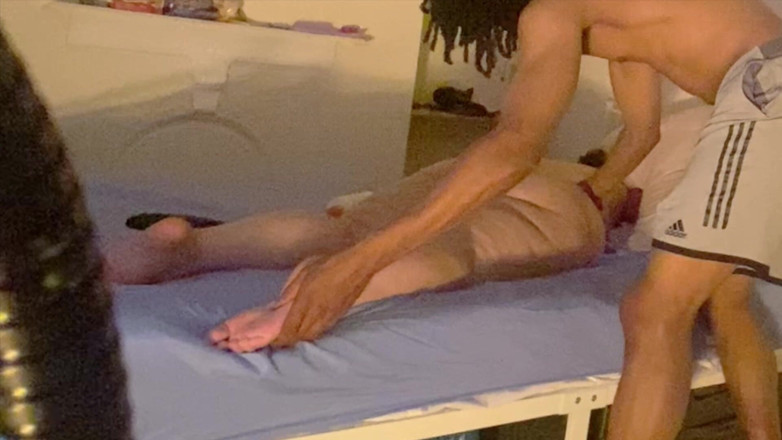 Daddykane: Une MILF sexy se fait masser à l’huile au lit. Un étalon...