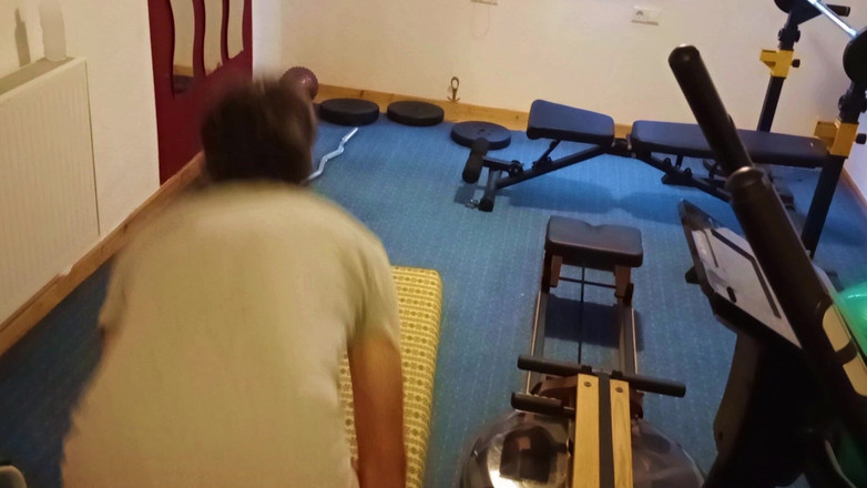 Mark Hannes: 체육관에서 자위하는 험핑