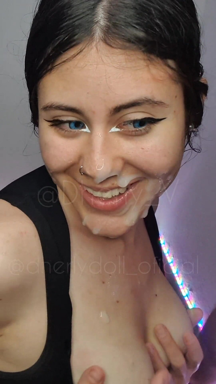 DherlyDoll: Tetanggaku ngebiarkan aku crot di wajah istrinya, dia keenakan