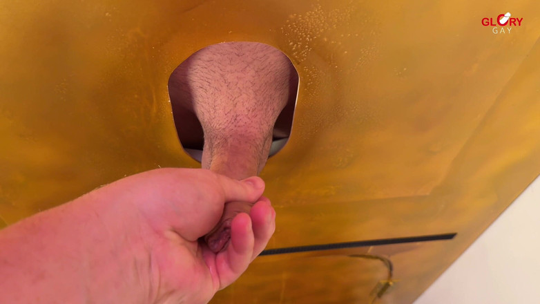 GLORYHOLEGAYS: Młody, tępy kutas eksploduje w gloryhole z ordynarnym potrójnym orgazmem