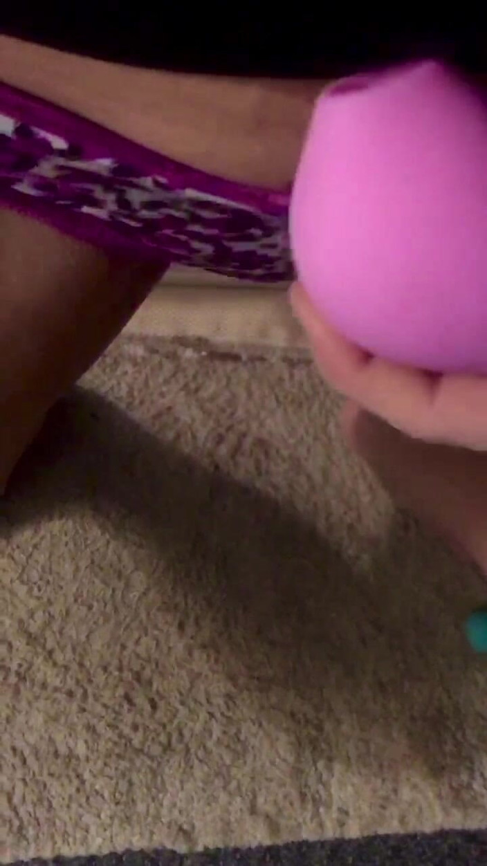 Tabitha Hoots: 남편이 뇌를 따먹기 전에 보지에 젖는 섹시한 마누라