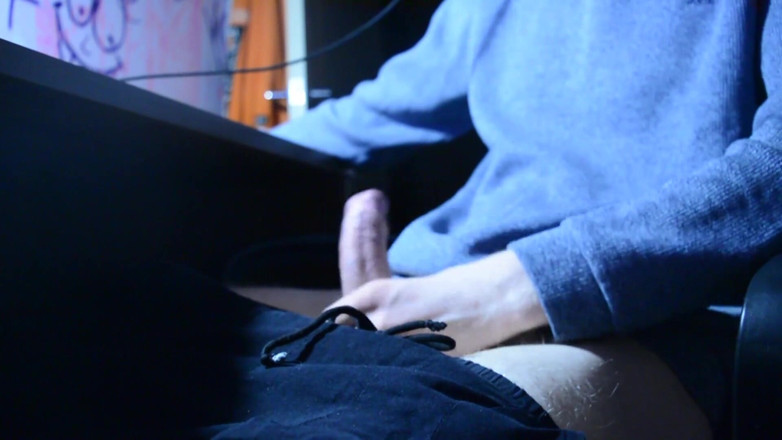 Vinn th20: Io masturbo il cazzo mentre la ragazza è al lavoro.