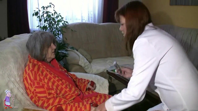 Aged Love: Stará chůva - Katerina se koupe s pomocí své chůvy