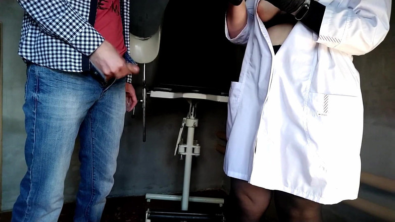 OurFetishLife: Astaga, dokter urologi wanitaku memutuskan untuk memeriksa penisku