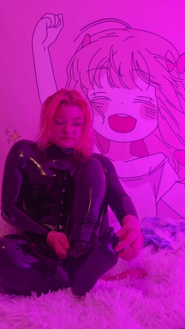 LaskaLeRoomba: Latex Doll Fucks Her Mouth with a Huge Tentacule