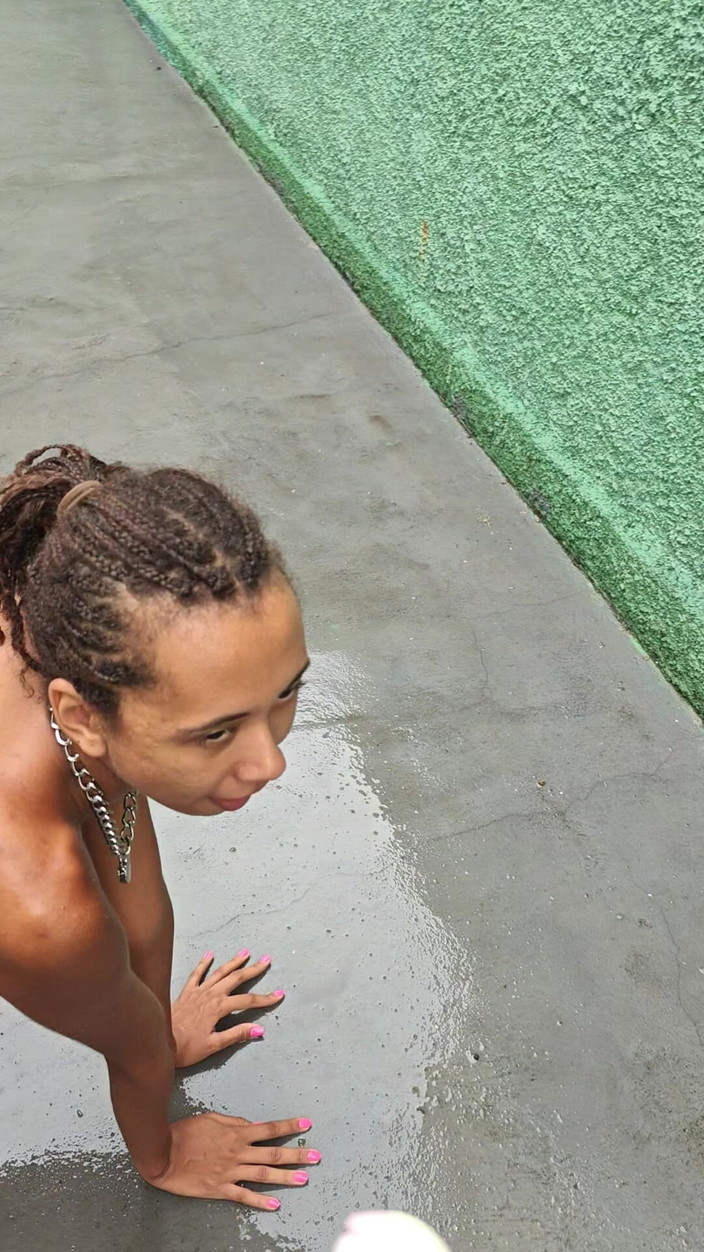 Lily Slav: Mascota sumisa llevada a caminar y alimentada con bocadillos en...