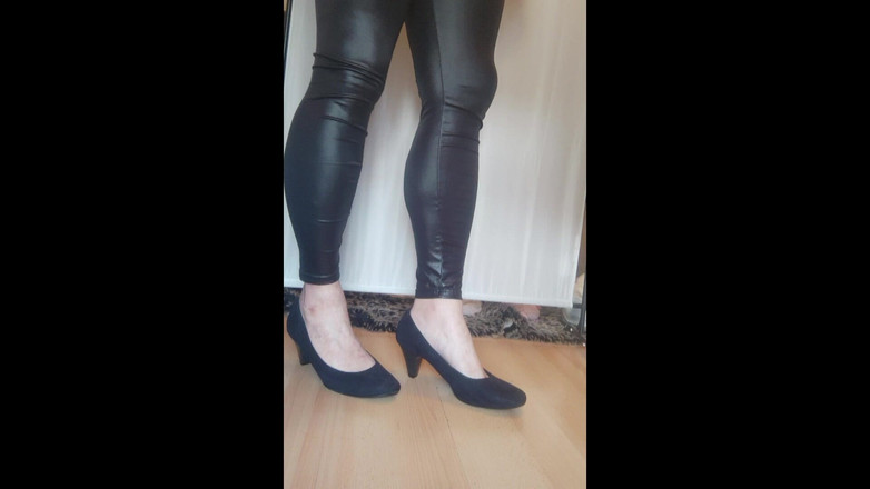 Nattalie Trans: Чорні штучні шкіряні легінси та високі підбори