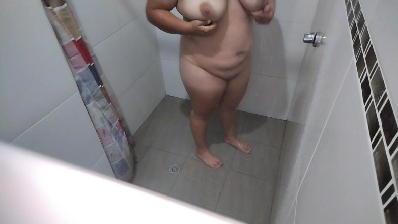 Stepmom_with_big_tits: Kamera v koupelně byla natočena sexy dívka s velkými prsy...