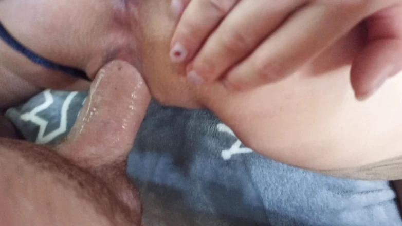 SexyCumCpl: Девушка дает сперму в ее киску так, что сперма медленно течет из нее