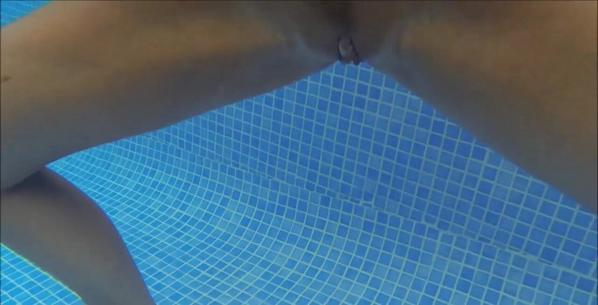 Natalie K: 水下脱衣舞，脱下我的比基尼在水中，在游泳池里裸体玩耍