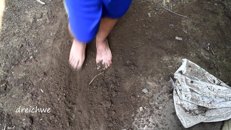 Dreichwe: Digging with the feet
