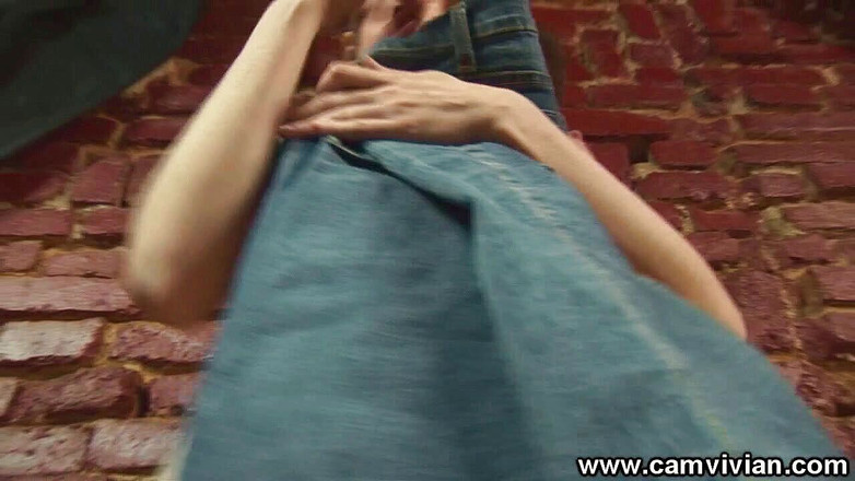 Camvivian: Memakai jaket dan seluar jeans denim saya dengan striptis solo