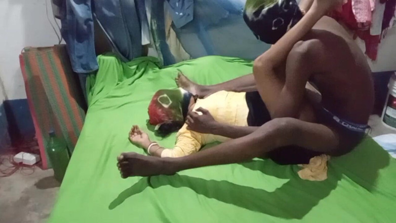 Bengaliauntykichut: Romantic Video with a Desi Aunty Featuring a Hot Butt...