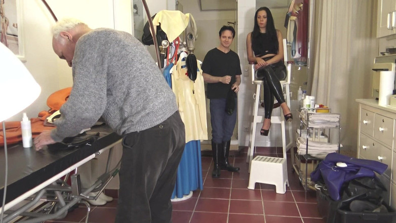 Femdom Austria: 愛人の恋人の洗濯物を洗わなければならないパイmpをクリーンアップしてください!