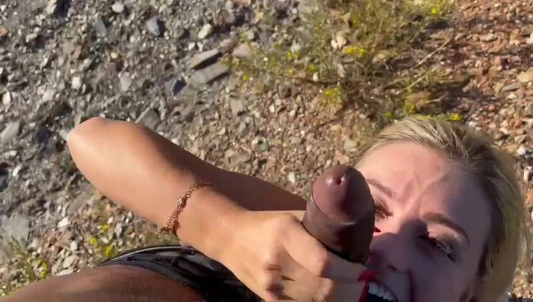 DarrellDeeps: Hon suger av mig kåt kuk