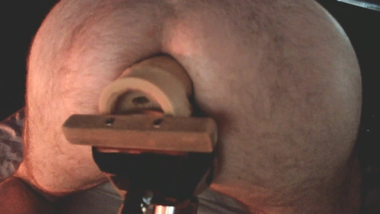 Bttmbear71: Machine Fucking with a 10 inch ass ripper..