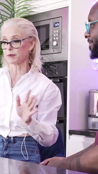 La abuela tutora Jacy monta la gran negra de Axel