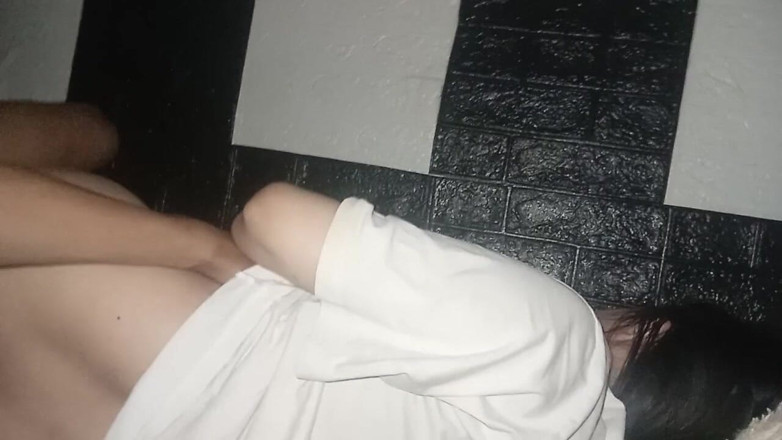 Famly sex: Jebanie gładkiej dupy azjatyckiej dziewicy