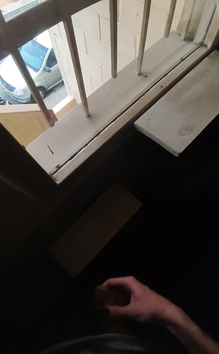 Camilo Brown: 窓辺で朝のジャークオフ