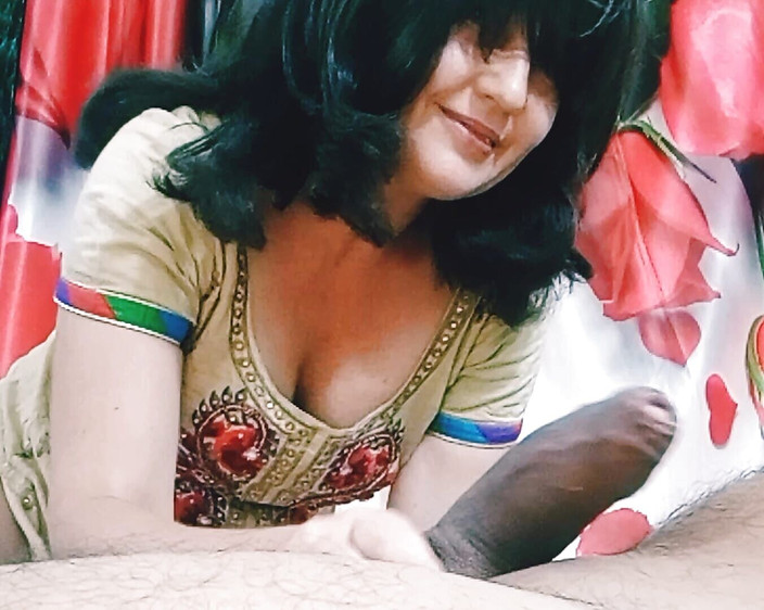 Bolly Karma: Гаряча розпусна дівчина робить великий чорний член і робить мінет