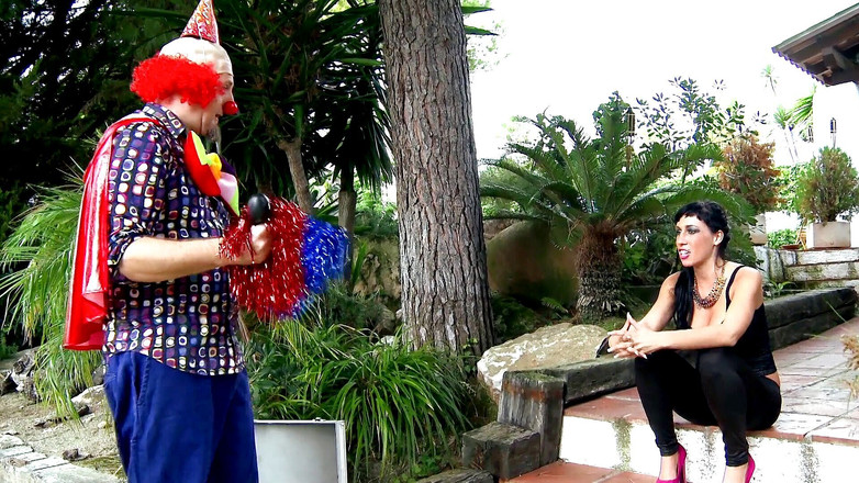 Fun Pictures: Büyük götlü kaltak amcığını sikmek istiyor