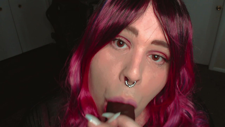 Mykella Coxx: Sissy mykella emiyor, okşuyor ve kendi dölünü yiyor