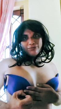 Nafouklé bradavky Velký Černý Zadek Velký Coak Krásná trans holka si užívá