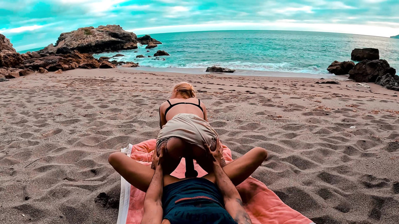 MaskCouple: Sex on the beach on holiday with horny girlfriend
