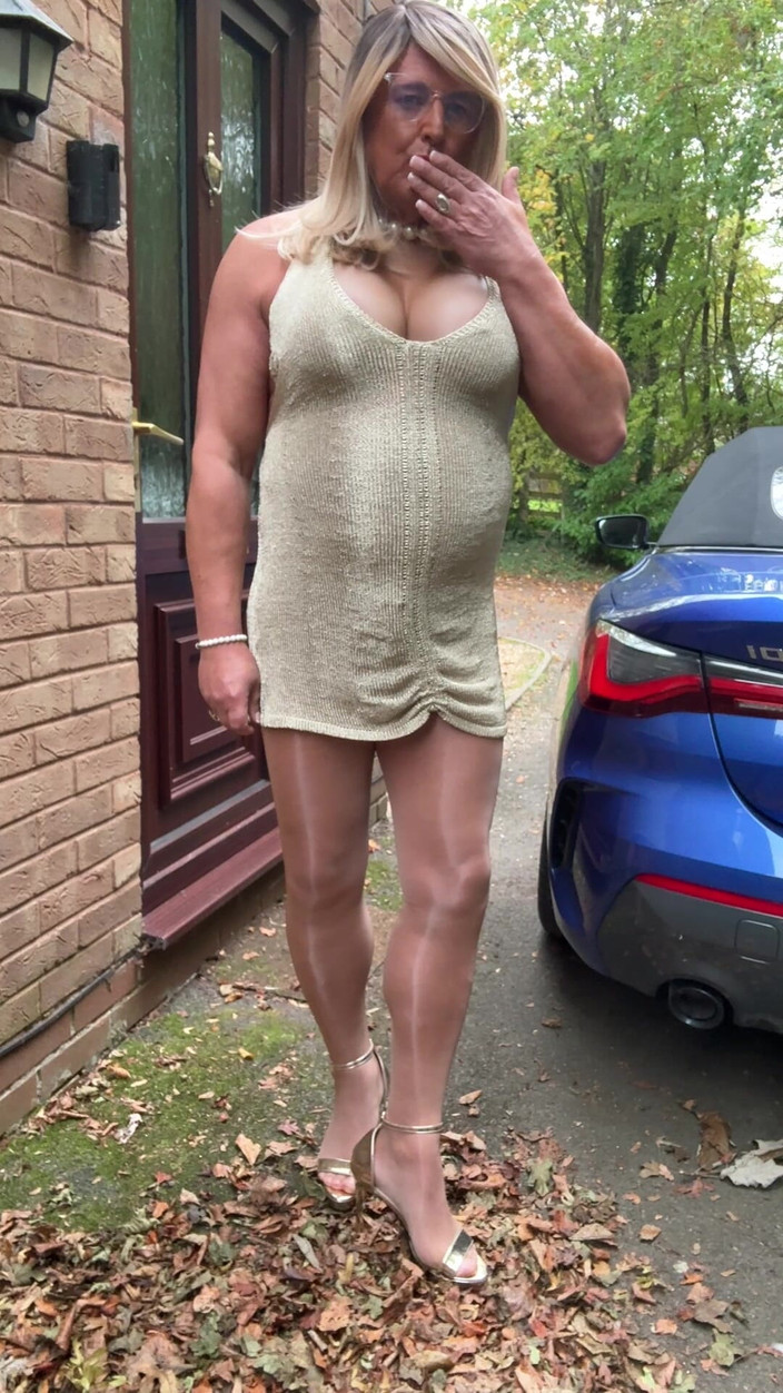 Kellycd2022: Crossdresser sexy Kellycd2022 în rochie cu plasă auriu, ciorapi mătăsosi fără...
