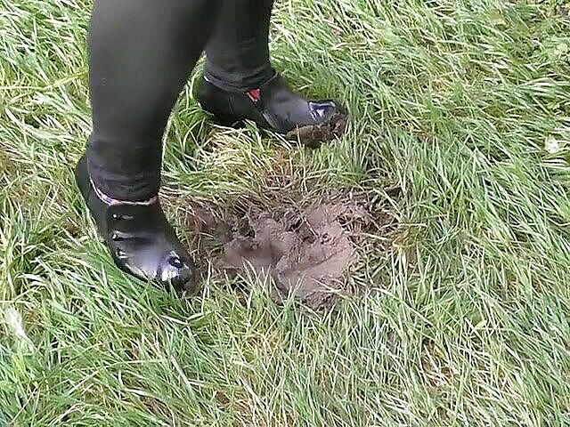 Kikka Jennie: 진흙 투성이의 침 발 뒤꿈치