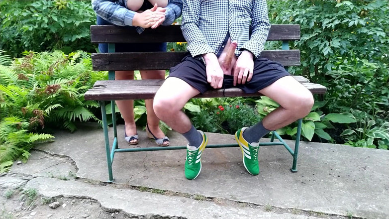 OurFetishLife: Milfka se sexy přírodními prsy mě dojí v parku