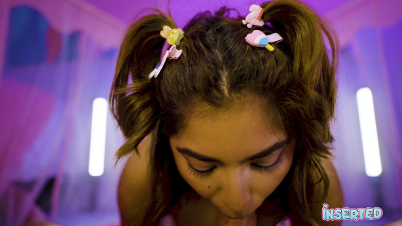 Inserted: Hazel Heart'ın kalp şeklindeki çalısını takıyor