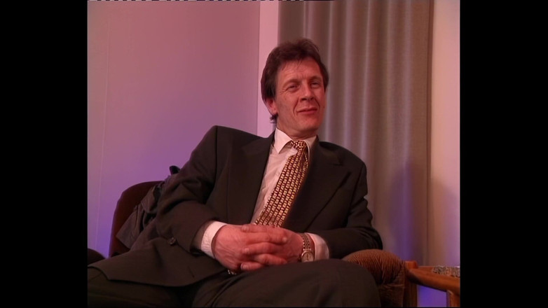 Pov Atack: 熟女黑发女郎用脚奴役丈夫