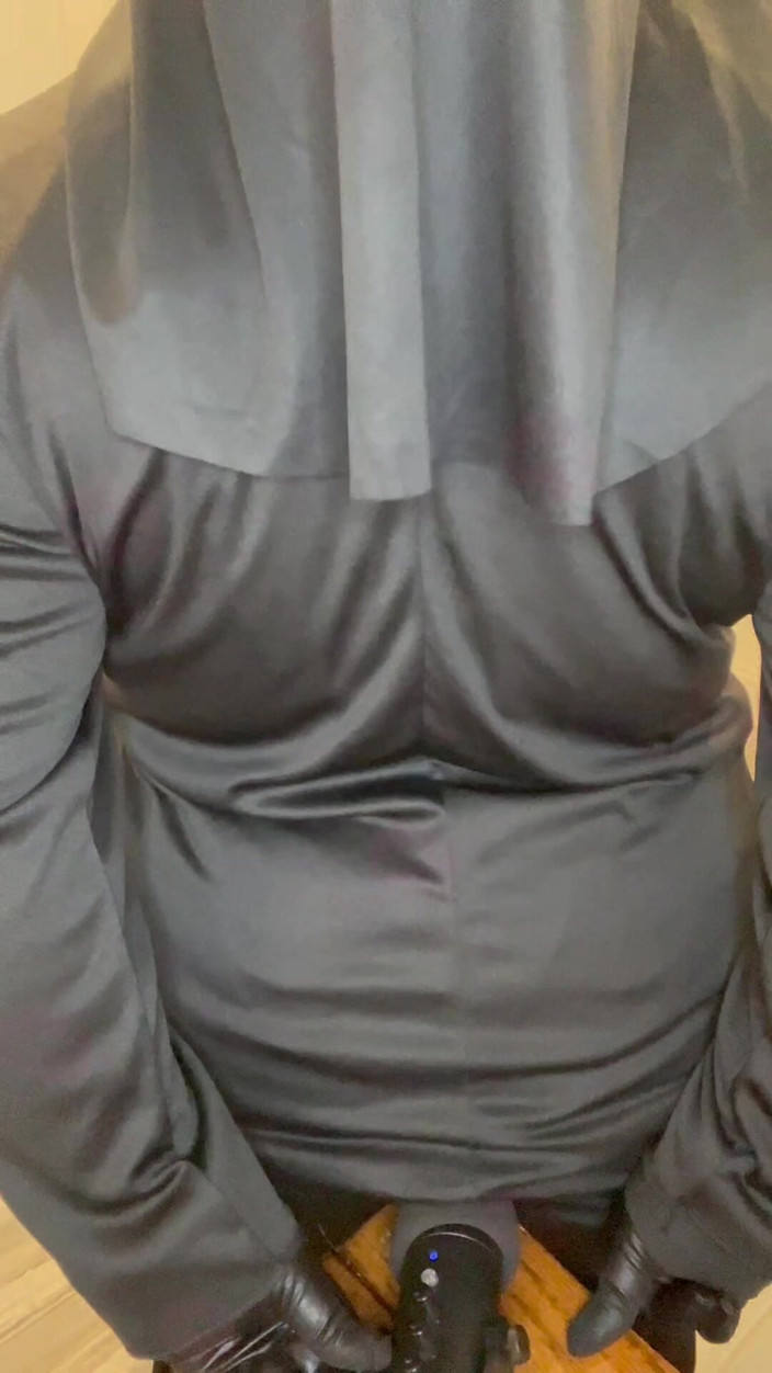 Anye Meshell: Una suora culona pecca con un microfono asmr!