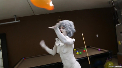 Babe Stare: Tia jest nago i namalowana jako klaun