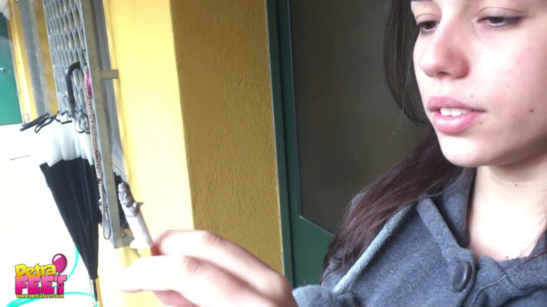 Smokin Fetish: Outdoors smoking from the stunning brunette