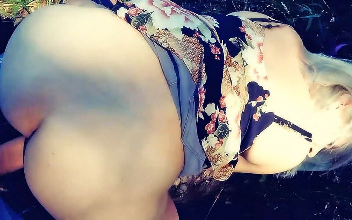 Juliehotmom: ¡La madrastra acepta anal y mamada justo en el terraplén!