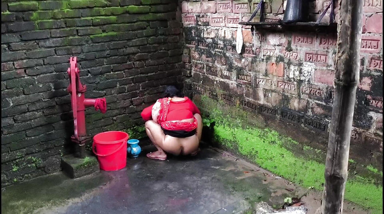 SAFI-SEXY: Jag ser min styvmor moster gå in i badrummet för...