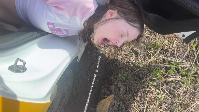 AngelicaHeaven: Het meisje houdt van anale seks en pissen in een...