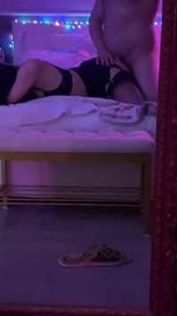 N ° 022, mini-jupe en nylon et dentelle, elle est prête à tout faire pour ma bite