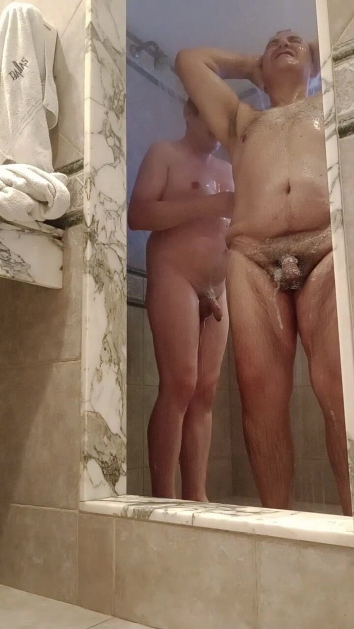 Osoandcub: Oso și Cub fac un duș împreună - fără sex