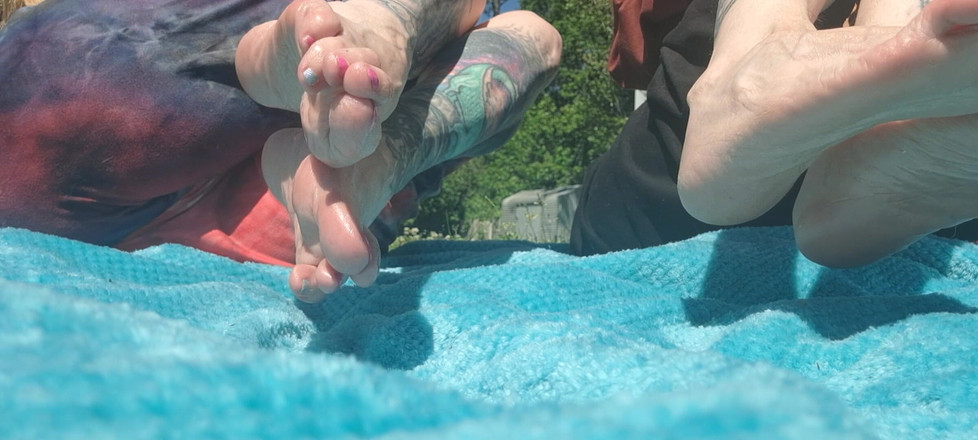 PandoraSG: 双胞胎足部玩油