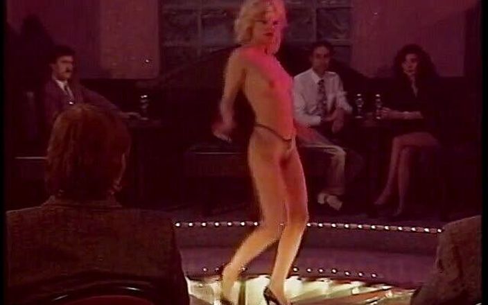 Irresistible Strippers: Loira stripper se inclina mostrando buceta raspada