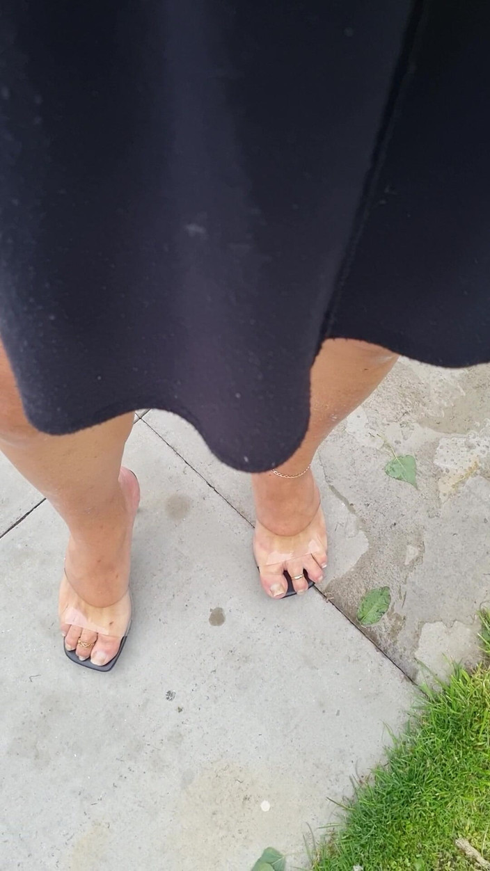 Pauline_sue: Je fais pipi sur mes pieds puis glisse mes nouveaux...