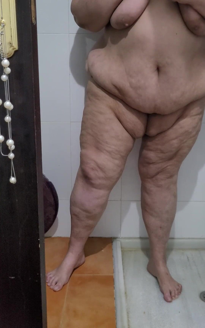 CoolMarina: Coolmarina. Duşta işiyor ve shiner ile oyunlar