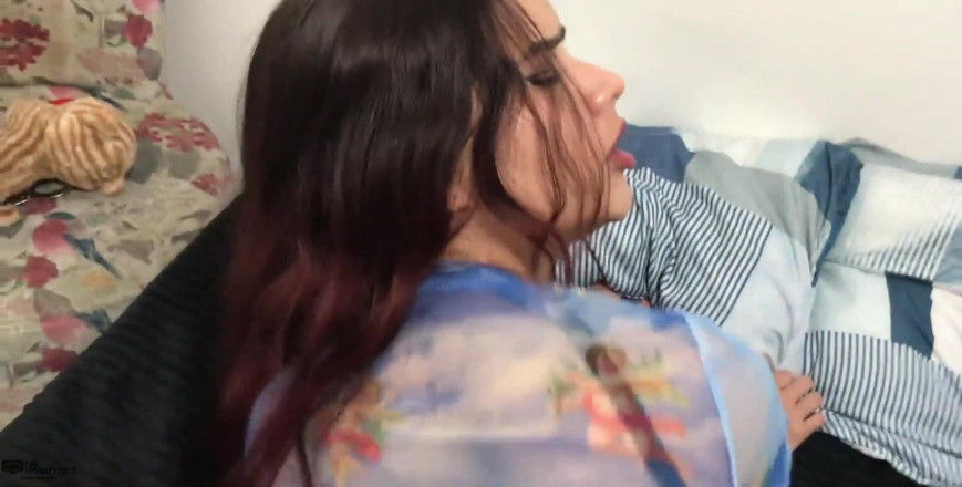 MAFELAGO: ムラムラした義理の妹が義理の兄のチンポに乗る