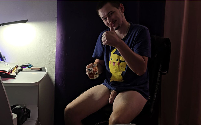 Fap_man93: エッチな男がオナニーし、自分のザーメンをコーヒークリームとして使う